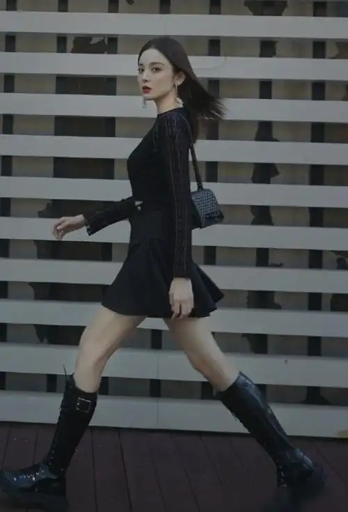 古力娜扎穿黑色长筒靴亮相大片既视感的写真这腿也太可了吧