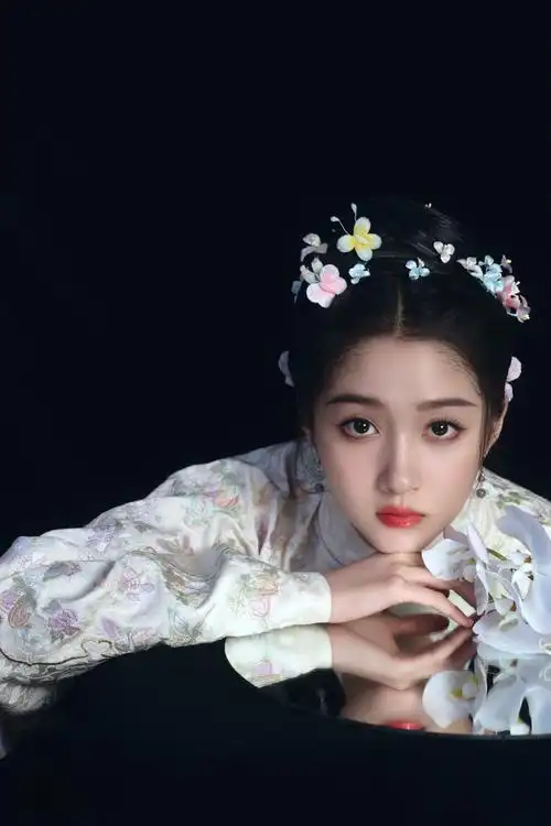 关晓彤明制汉服##关晓彤的汉服纹着吉祥##春晚