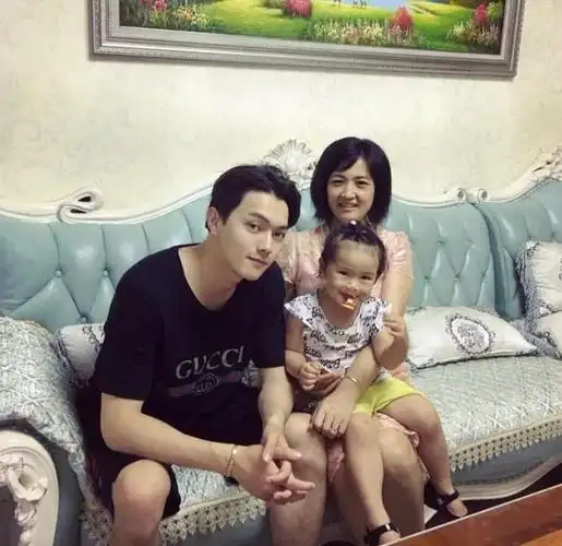 小的像一个孩子,和许凯在一起,真的不愧是一家人