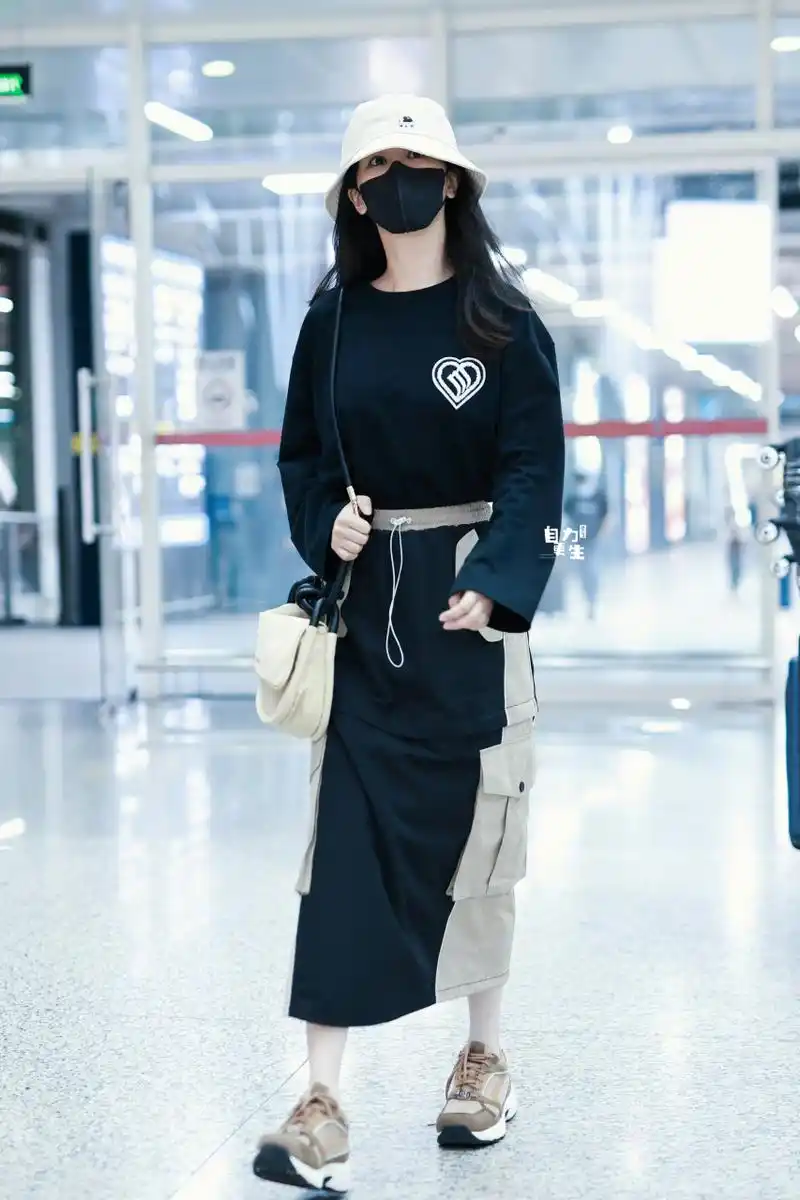杨紫最新机场照,深色工装半身裙又显瘦又显高,时尚完成度很高.