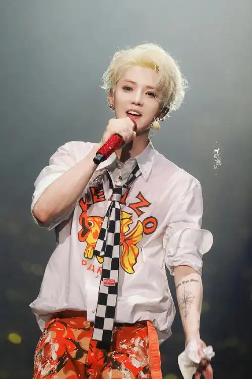 鹿晗帮粉丝跟领导请假