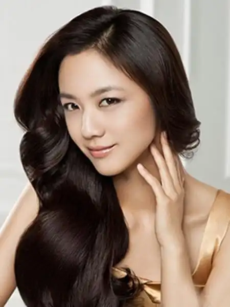 而中分长直发给人一种很有气质的感觉,这样不仅优雅而且大方.