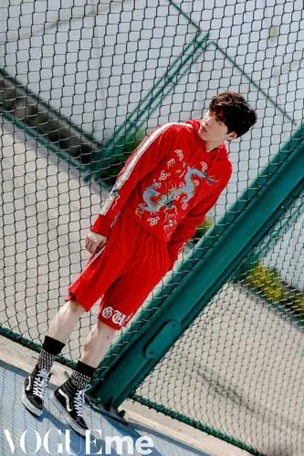 李易峰篮球场大片照 各种look尽显阳光魅力