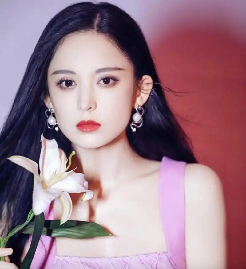 古力娜扎:才华女星兼慈善使者 古力娜扎,这位1992年出生的迷人少女,自