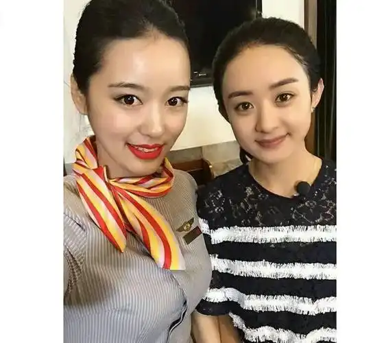 这次赵丽颖真输了左边的空姐无论身高长相气质不比赵丽颖逊色