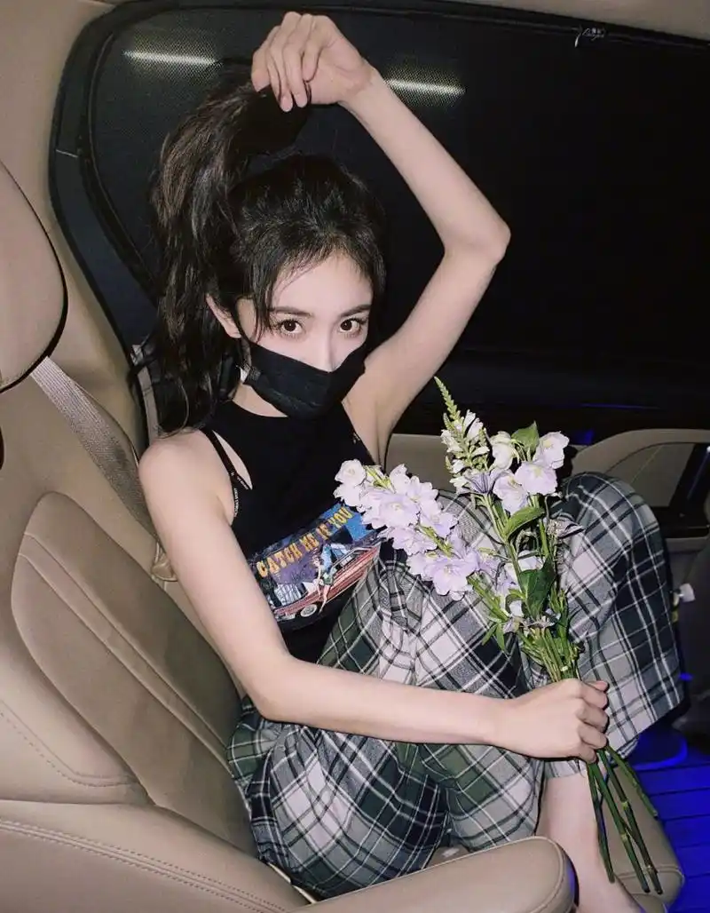 杨幂最新穿搭,身穿黑色短款t恤搭配格纹休闲裤整体造型简约又百搭这