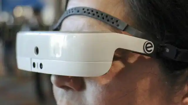 荷兰科学家开发"盲人眼镜",自带摄像头,可帮助盲人恢复正常生活