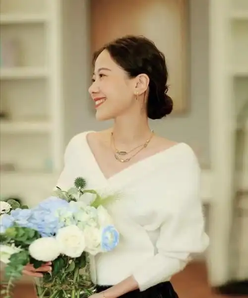 40岁女性清新淑女风,试试这款低丸子头,彰显温婉大气品味