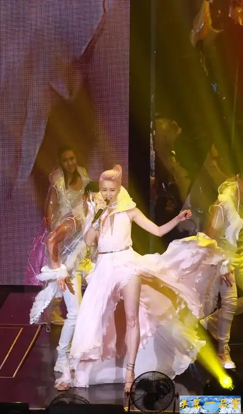 太多美好经典的旋律,女神梁咏琪香港红馆演唱会气场十足