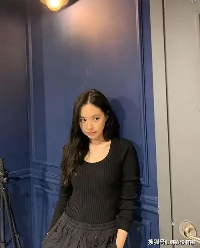 原创apink 孙娜恩晒私照,人体模型般的身材吸睛:要一起吃晚饭吗?