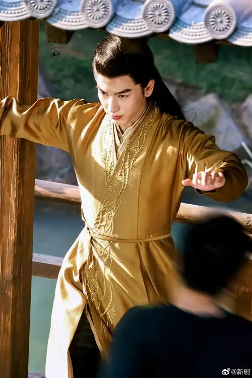 张凌赫《云之羽》金色古装造型饭拍路透……__财经头条