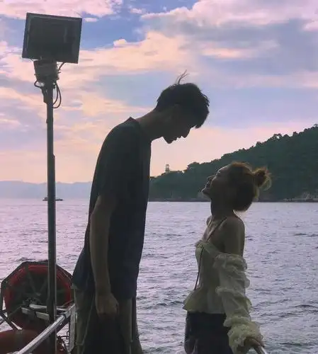 "最萌身高差"情侣火了,男友身高208厘米,满街人都看他们