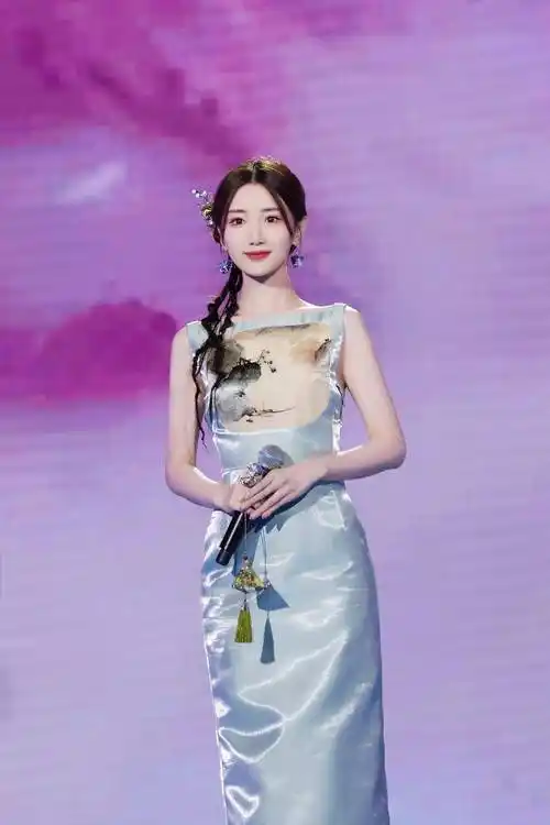 毛晓彤蓝色连衣裙优雅时尚写真_网友_感觉