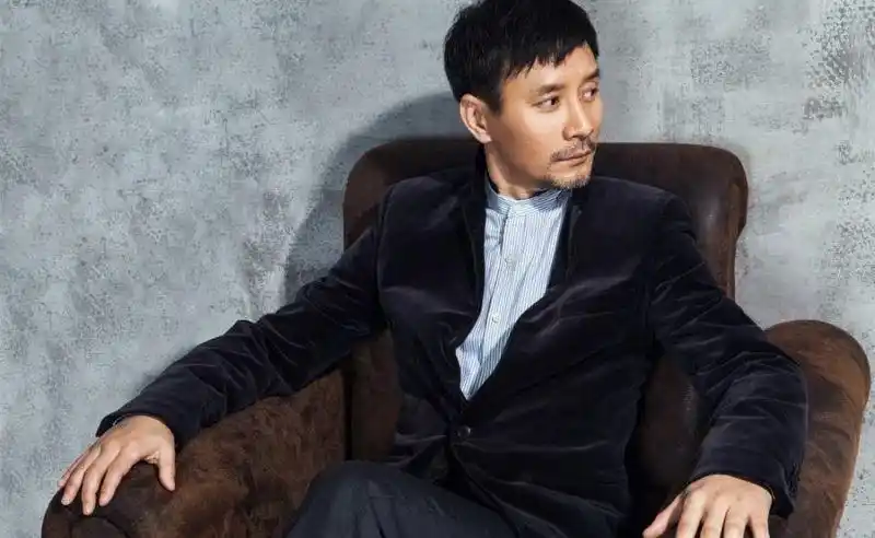 肌肉男:影视怪咖田小洁彰显老干部风格写真-小虾米