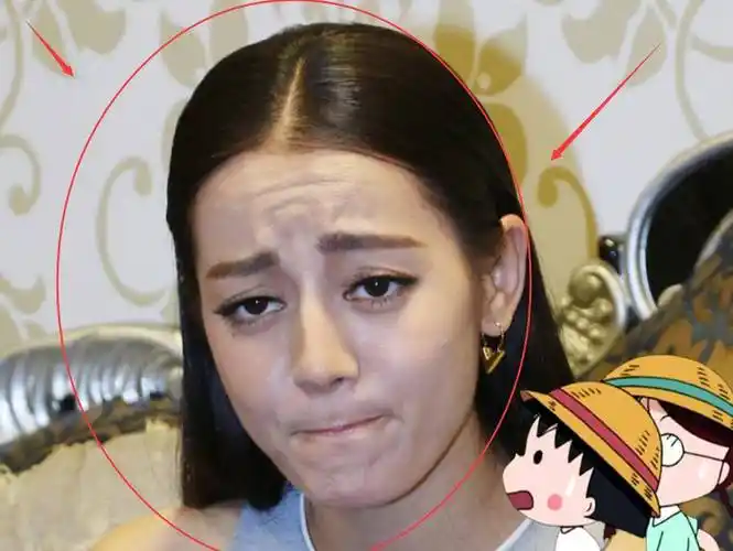 原创迪丽热巴出席活动被抓拍卸掉浓妆后确定27岁的样子