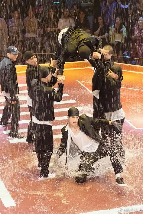 王一博这就是街舞3##王一博水舞台太炸了