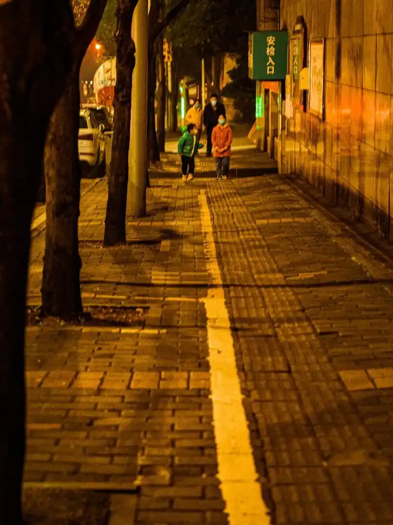 一个人散步拍照,走走停停,看着人来车往,我好似孤独又并不孤独 - 抖音