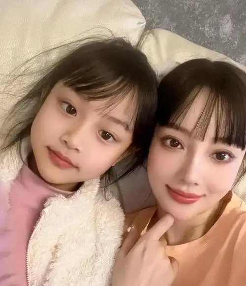 李小璐和前夫同时发声一起维护爱女甜馨离婚后罕见达成默契