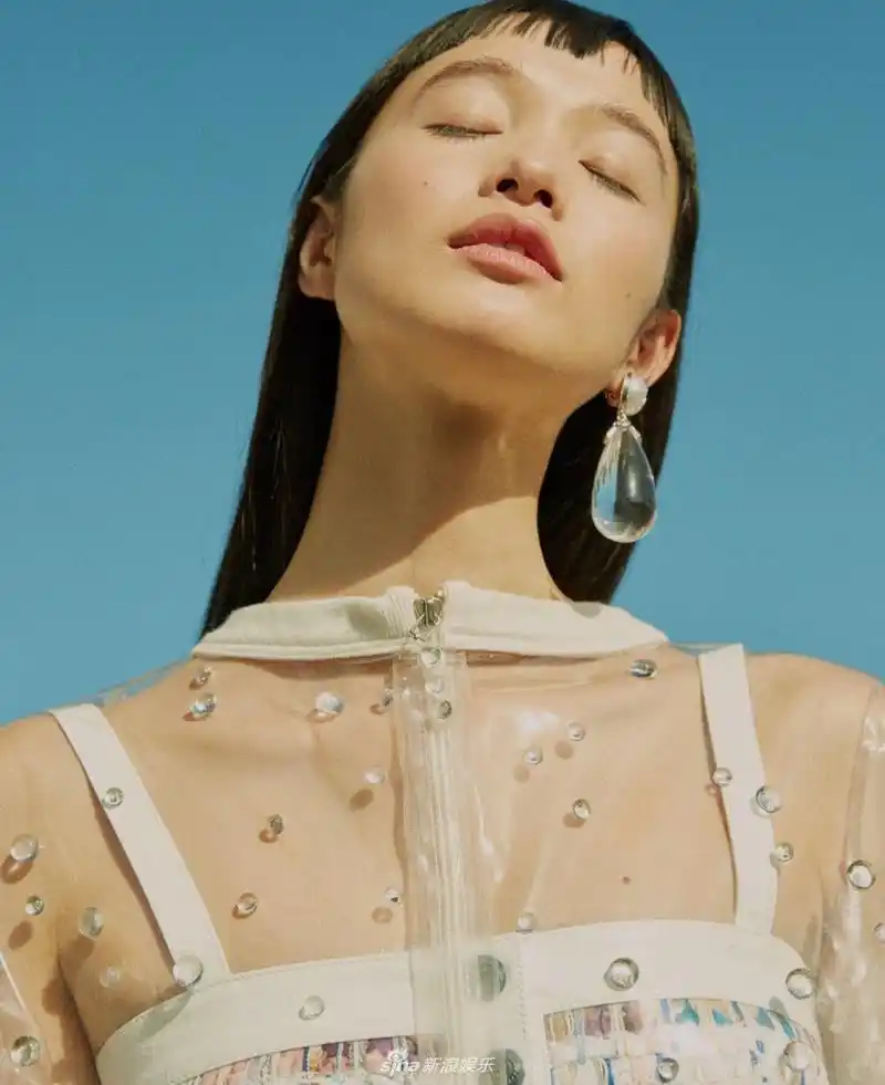 组图:日本模特拍摄杂志封面 呈现高级质感大片