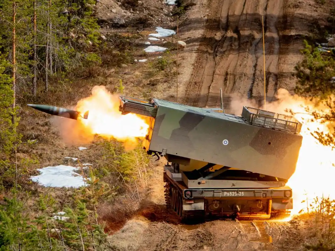 美国军工研制生产的m270钢雨多管火箭炮系统,俄罗斯乌克兰战场上