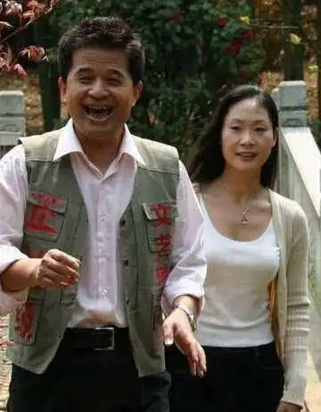 毕福剑老婆近照离婚原因被猜测女儿毕凌被吐槽央视名嘴毕福剑和前妻