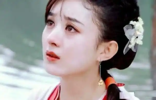 同样是"古装美人哭",赵丽颖楚楚,彭小苒凄美,而她:我见犹怜
