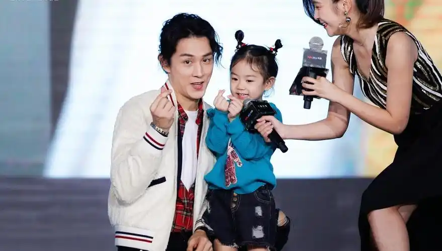 李承铉抱女儿lucky开嗓 再现经典精灵比心超软萌_综艺节目_海峡网