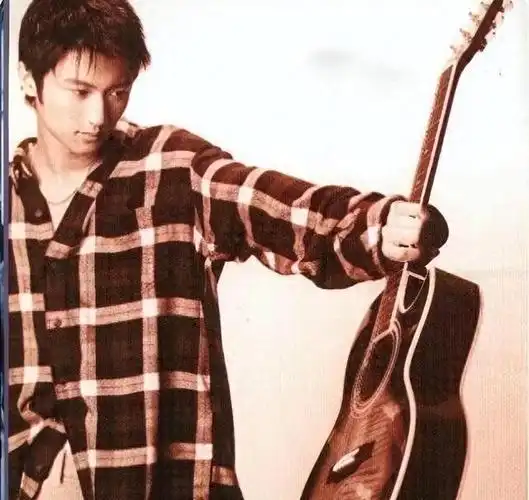 谢霆锋气到住院16岁大儿子恋爱中女友年龄比张柏芝还大