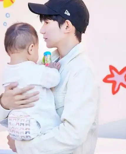 易烊千玺抱小孩轻松,王源抱小孩专业,王俊凯抱小孩表情都变了