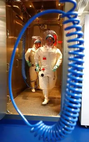 p4实验室内外.图片来源:中国科学院武汉病毒所