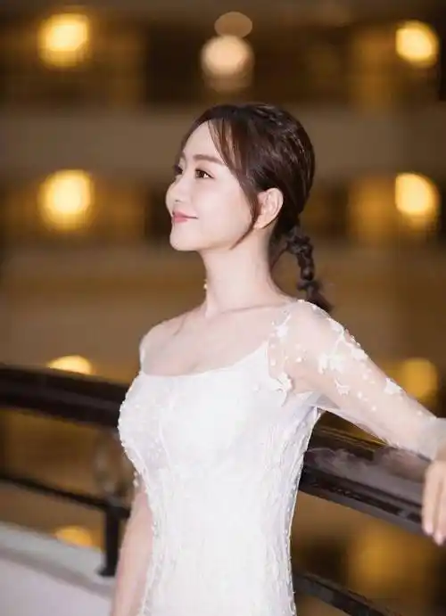 通透的材质,轻松展露漂亮的美肩,秀出迷人的锁骨,完美的修饰杨蓉精致