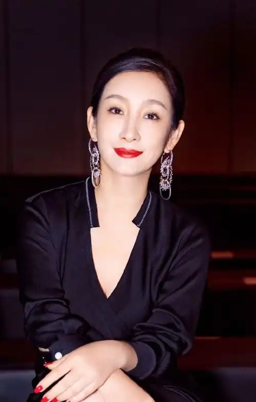 秦海璐短裙搭配烈焰红唇气场全开似女王写真