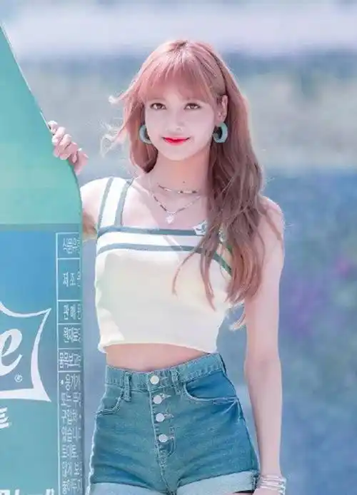 一字领配牛仔甜中带俏_lisa_的设计_好身材