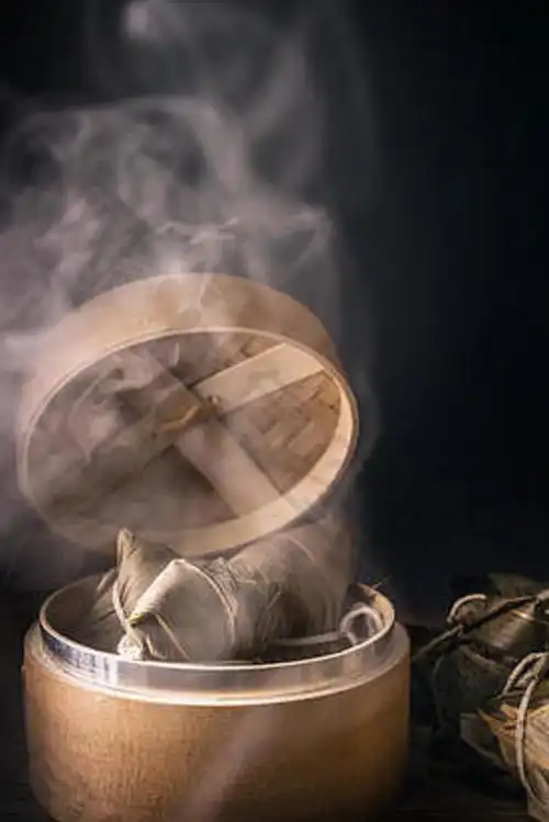 粽子蒸笼里的粽子放在木桌上著名的端午美食