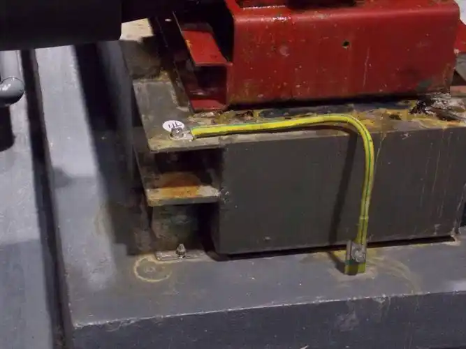 机房地面及基础施工前应将接地母线预留至设备基础附近,设备就位后