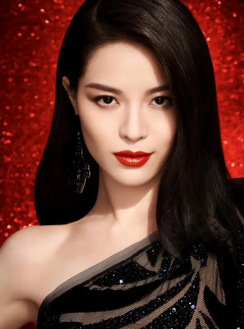 美女钟楚曦:不止明艳,年纪轻轻就成大佬钟爱,原因让人难以置信