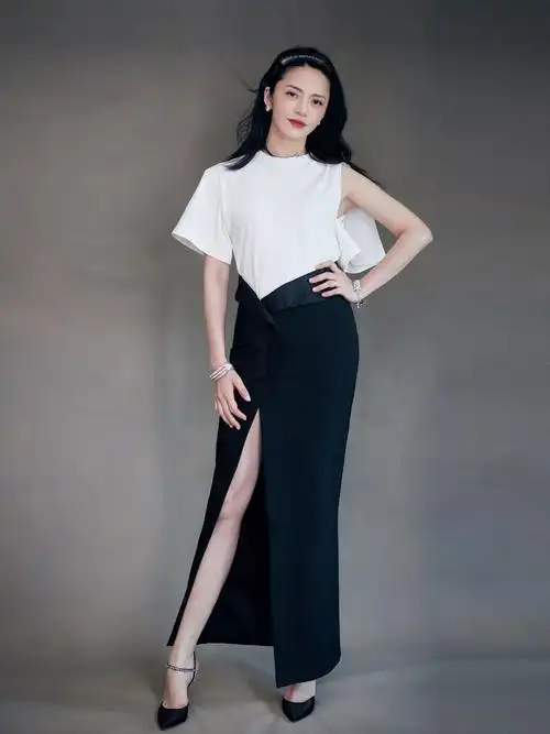 原创姚晨剪短头发后更有气质了穿v领衫配高腰开叉裙女人味爆棚