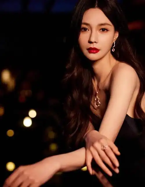 张艺兴,单依纯,沈梦辰出席qeelin高级珠宝展,绝美又典雅_网易订阅