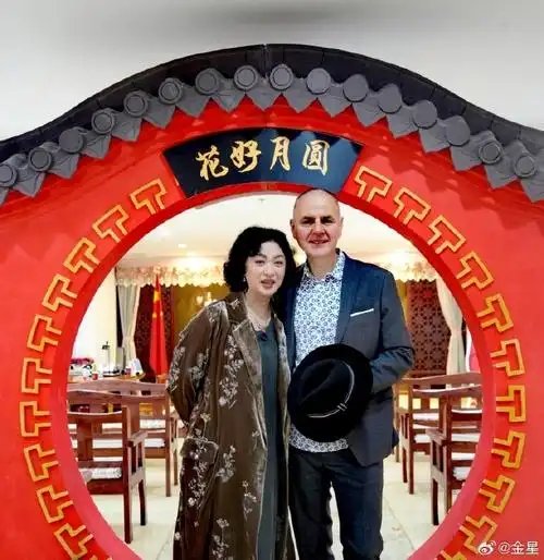 金星晒出结婚证宣布与丈夫汉斯复婚曾为孩子户口离婚