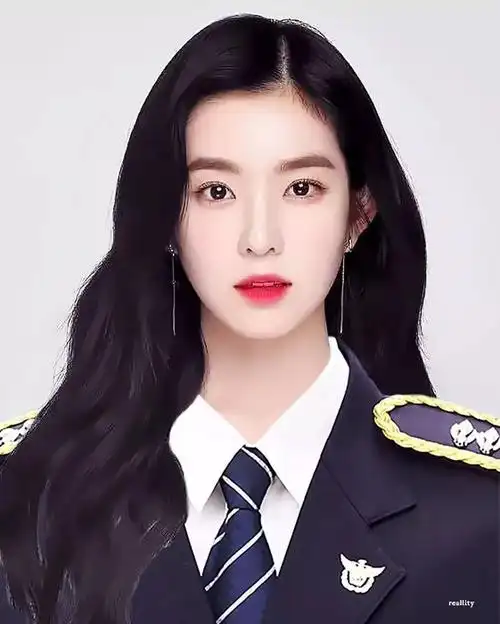 先来一张正脸照,她的五官无可挑剔,浓眉大眼,穿上警服英气十足!