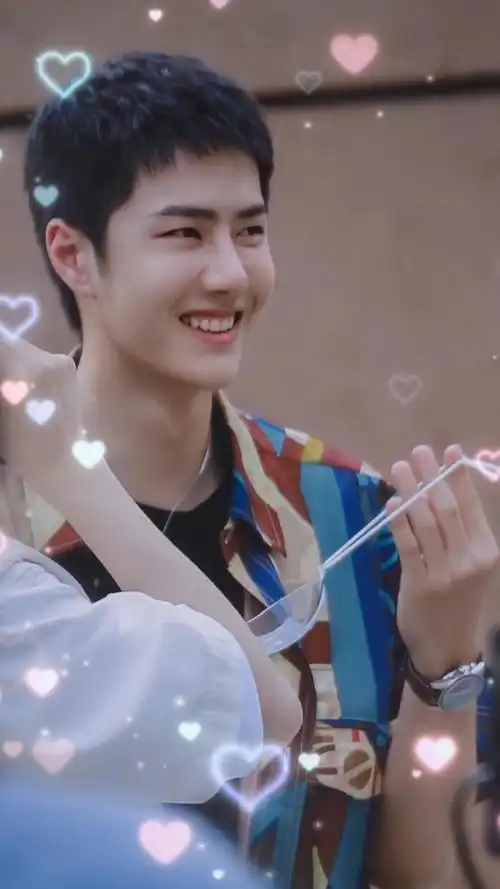 王一博#这两张照片笑的好开心哇,看到一博的笑容就瞬间被治愈了太