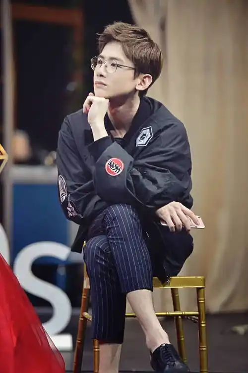 脚踝大赛#果然人长的帅连脚踝都这么吸引人 性感又可爱的小jio@白敬亭