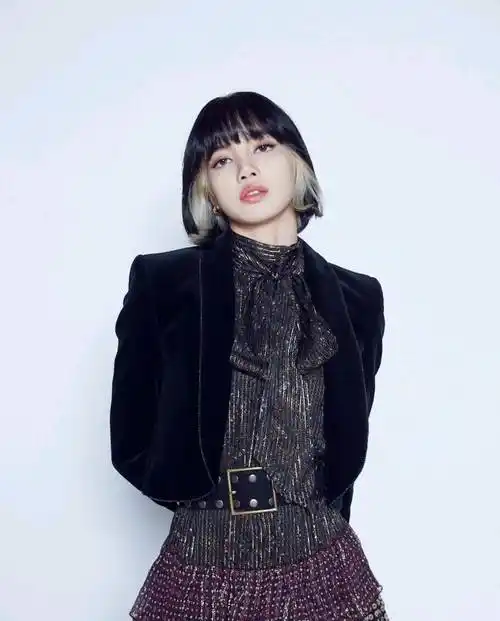 lisa刚刚剪了这个挂耳染的发型之后,就瞬间火爆了整个娱乐圈,很多女