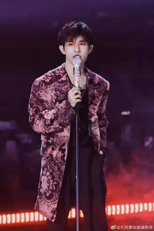 舞台上的千玺真的有种轻松自在又自然的感觉,整个人在音乐的旋律里