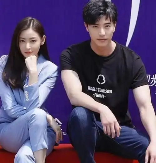 徐开骋张天爱的红毯造型好评不断,原来两个人是荧幕cp,真的好磕