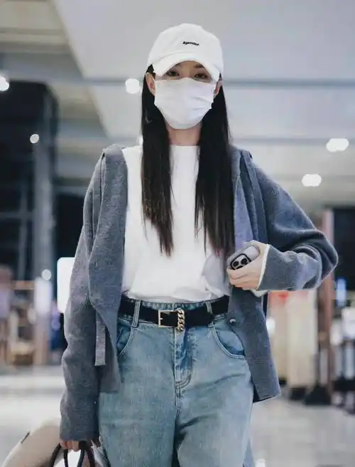 沈梦辰现身机场,针织开衫搭配牛仔阔腿裤,休闲又随性_造型_气质_明星