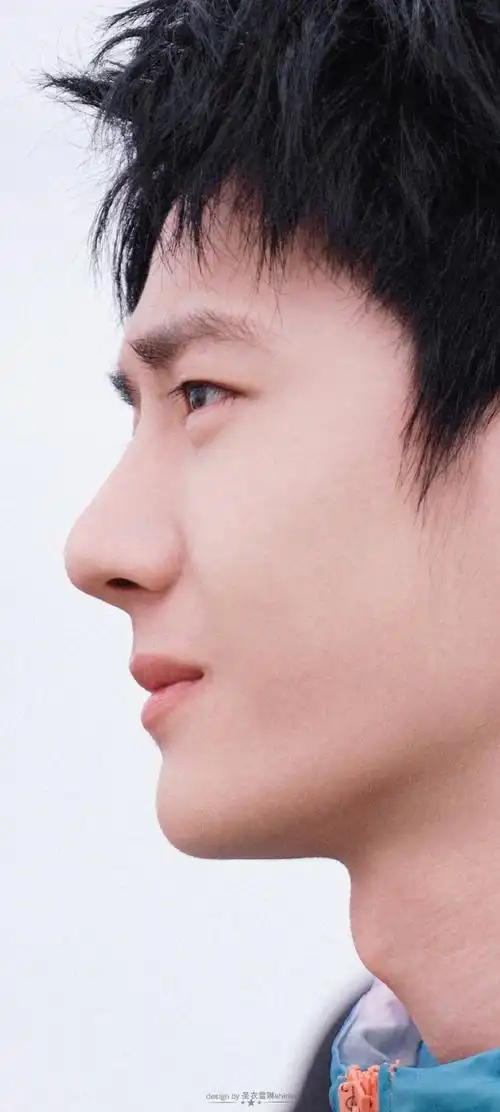 王一博渐变色冲锋衣#王一博侧颜太完美了!