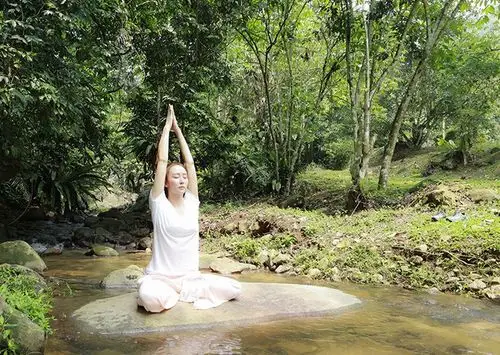 胡静做瑜伽练劈腿穿黑色背心身材性感