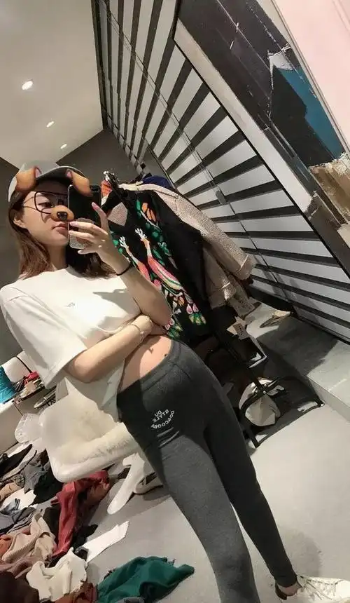 雪梨怀孕5个月了还被称王思聪前女友 只胖肚子身材没变