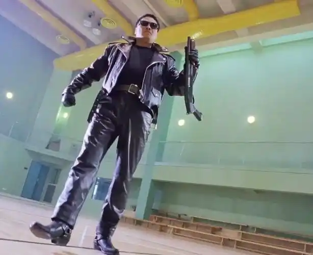 达叔这身行头致敬终结者,小伙为保护美女负伤,达叔帅气登场_网易视频